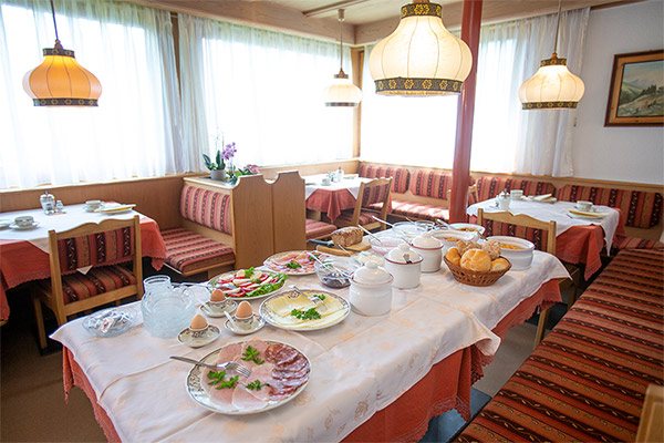 Sala colazione soleggiata 