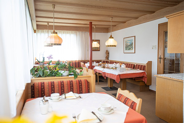 Sala colazione soleggiata 